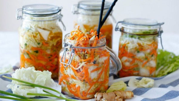 Mặt khác, các món muối chua đều chứa rất nhiều muối. Hàm lượng muối cao không chỉ gây tổn thương niêm mạc thực quản, dạ dày, mà còn ảnh hưởng đến sức khỏe tim mạch, huyết áp.