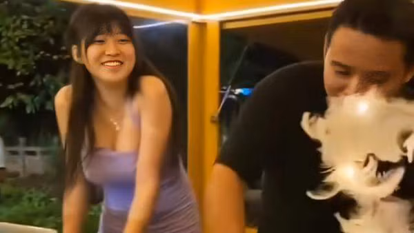 Sự hiếu kỳ của đám đông khiến lượng khách lúc nào cũng đông. Người mua không chỉ ngồi kín bàn bày sẵn mà còn xếp hàng dài trước cửa. Thậm chí, không ít nam thanh niên còn đi xe máy lòng vòng quanh quán chỉ để được tận mắt thấy mỹ nhân. Ảnh: Sohu