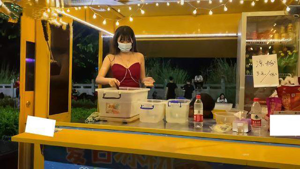 Trước đó, dân tình Trung Quốc từng rỉ tai nhau đến quán thạch dưới chân cầu Long Môn, Quế Lâm, để tận mắt ngắm chủ quán trong bộ đồ hở bạo. Ảnh: Sohu