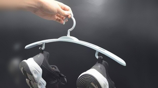 Hỗ trợ phơi khô: Khi giặt giày, nếu chỉ phơi dưới đất thì sẽ rất lâu khô. Để tận dụng nắng, bạn nên phơi giày trên dây cao. Tác dụng phần “đuôi nhỏ” gót giày là dùng để cố định vào móc.