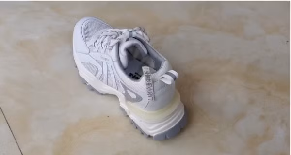 Giày thể thao thường được gắn một chiếc “ đuôi nhỏ” phía gót. Nhiều người không biết tác dụng của phần “đuôi nhỏ” này, dùng kéo cắt đi. Thực tế, những chiếc “đuôi” ra đời có mục đích, nhằm mang đến sự tiện lợi cho người sử dụng.