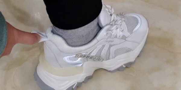 Chống tuột giày: Khi mua, nhiều người gặp tình trạng giày rộng hơn so với bàn chân, khi đi sẽ thấy lỏng, khi chạy giày rất dễ tuột ra.