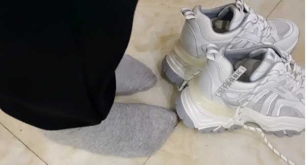 Dễ mang theo: Khi đi biển hoặc chơi gần khu vực chứa nước, bạn nên cởi giày để tránh bị ướt, ảnh hưởng đến độ bền của chúng. Để thuận tiện, bạn có thể luồn dây giày qua phần “đuôi nhỏ” ở gót rồi buộc lại với nhau. Như vậy, bạn sẽ dễ dàng cầm tay hoặc treo lên ba lô.