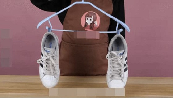 Cụ thể, bạn chỉ cần luồn chiếc “đuôi nhỏ” lên móc rồi mang ra phơi. Phần đuôi không chỉ cố định giày mà còn giúp tận dụng hiệu quả thông gió, rút ngắn thời gian làm khô. 