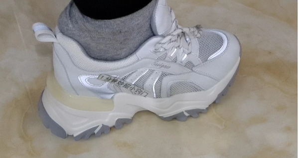 Để tránh mất phom, bạn có thể dùng tay giữ phần “đuôi nhỏ” của giày kéo lại phía sau. Như vậy, giày sẽ mở rộng giúp chân dễ dàng xỏ vào.