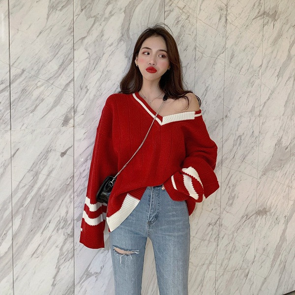 Áo len đỏ thích hợp với quần jean xanh lam. Màu này sẽ tạo nên sự chuyển tiếp hài hòa từ áo đỏ sang quần xanh. Lưu ý, khi mặc 50% màu đỏ, bạn nên kiểm soát trang phục và phụ kiện không quá 3 màu, tránh tạo nên sự rối mắt.