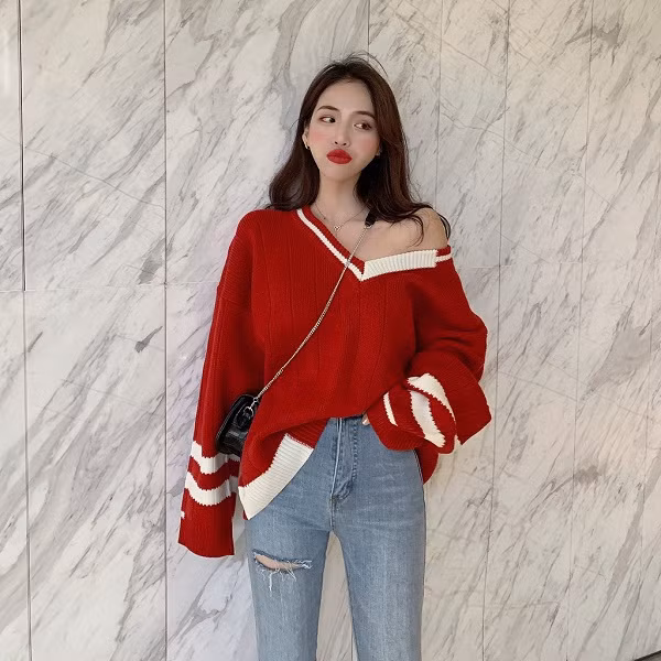 Áo len đỏ thích hợp với quần jean xanh lam. Màu này sẽ tạo nên sự chuyển tiếp hài hòa từ áo đỏ sang quần xanh. Lưu ý, khi mặc 50% màu đỏ, bạn nên kiểm soát trang phục và phụ kiện không quá 3 màu, tránh tạo nên sự rối mắt.