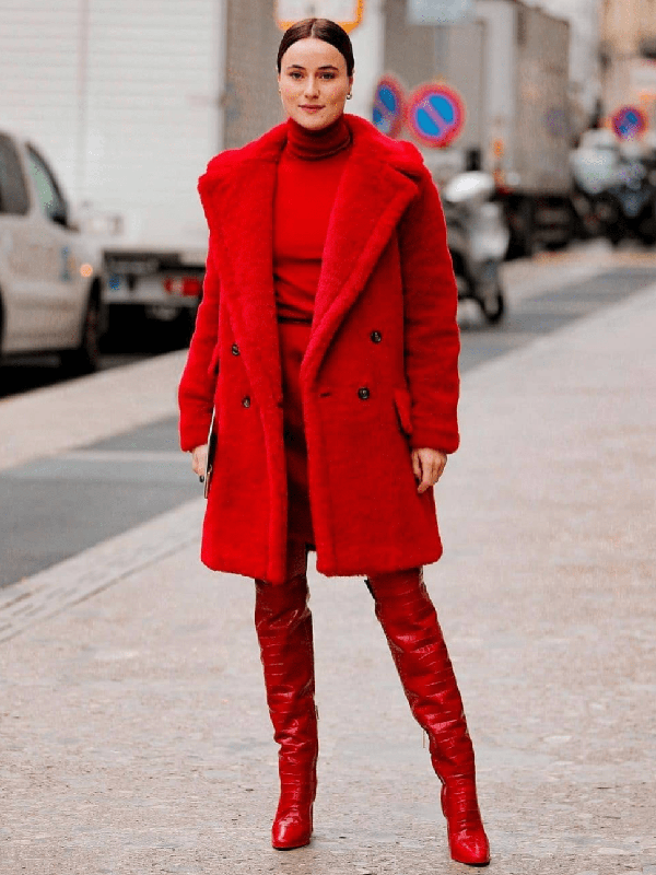 Cách mặc 100% màu đỏ. Lựa chọn trang phục toàn màu đỏ thực sự là thử thách “khó nhằn”, đòi hỏi sự tinh tế cao độ. Khó là vậy nhưng kết quả đạt được rất ấn tượng, tạo nên vẻ đẹp vừa quyến rũ vừa quyền lực.