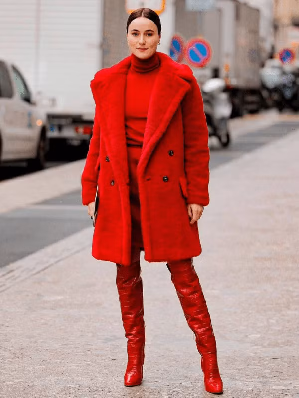 Cách mặc 100% màu đỏ. Lựa chọn trang phục toàn màu đỏ thực sự là thử thách “khó nhằn”, đòi hỏi sự tinh tế cao độ. Khó là vậy nhưng kết quả đạt được rất ấn tượng, tạo nên vẻ đẹp vừa quyến rũ vừa quyền lực.