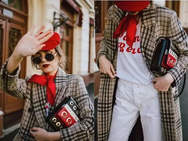 Những chiếc túi, khăn quàng đỏ dày dặn cũng là gợi ý để bạn cân nhắc. Chúng sẽ giúp bạn giữ ấm, phô diễn vẻ sành điệu.