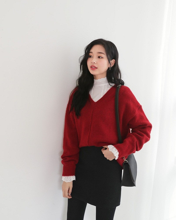 Cách mặc 50% màu đỏ. Mặc 50% màu đỏ được đánh giá là cách lựa chọn an toàn, dễ phối, không sợ bị chê lòe loẹt. Lúc này, bạn có thể chọn những chiếc áo len đỏ để mang lại cảm giác sang trọng, đơn giản và thanh lịch.