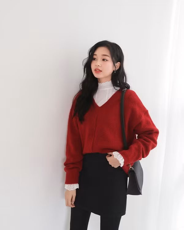 Cách mặc 50% màu đỏ. Mặc 50% màu đỏ được đánh giá là cách lựa chọn an toàn, dễ phối, không sợ bị chê lòe loẹt. Lúc này, bạn có thể chọn những chiếc áo len đỏ để mang lại cảm giác sang trọng, đơn giản và thanh lịch.