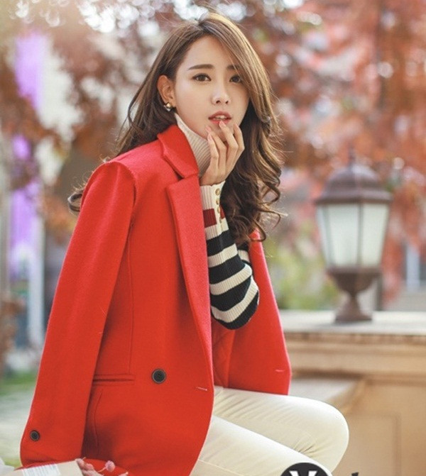 Trường hợp thời tiết không quá lạnh, chị em có thể chọn mặc áo khoác dạ. Chất liệu dạ sẽ mang đến vẻ ngoài sang trọng, lịch thiệp mà không kém phần lộng lẫy.