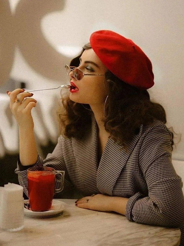 Nguyên tắc mặc 10% màu đỏ. Nhiều trường hợp ngại mặc đồ đỏ, bạn có thể tận dụng phụ kiện màu đỏ để “thắp sáng diện mạo”, tạo điểm nhấn trong dịp năm mới. Đơn giản nhất, bạn lựa chọn một chiếc mũ nồi màu đỏ. Nó vừa khiến da trở nên hồng hào, vừa mang tới cảm giác ấm áp và nữ tính.