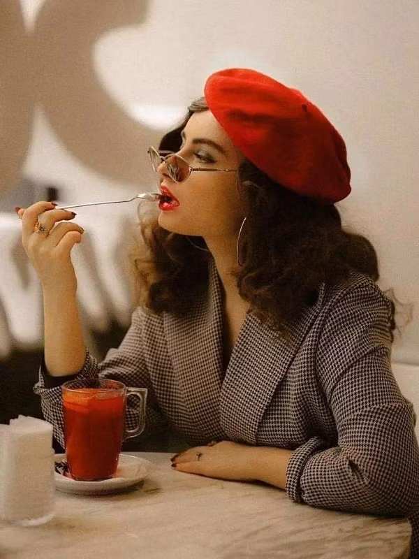 Nguyên tắc mặc 10% màu đỏ. Nhiều trường hợp ngại mặc đồ đỏ, bạn có thể tận dụng phụ kiện màu đỏ để “thắp sáng diện mạo”, tạo điểm nhấn trong dịp năm mới. Đơn giản nhất, bạn lựa chọn một chiếc mũ nồi màu đỏ. Nó vừa khiến da trở nên hồng hào, vừa mang tới cảm giác ấm áp và nữ tính.