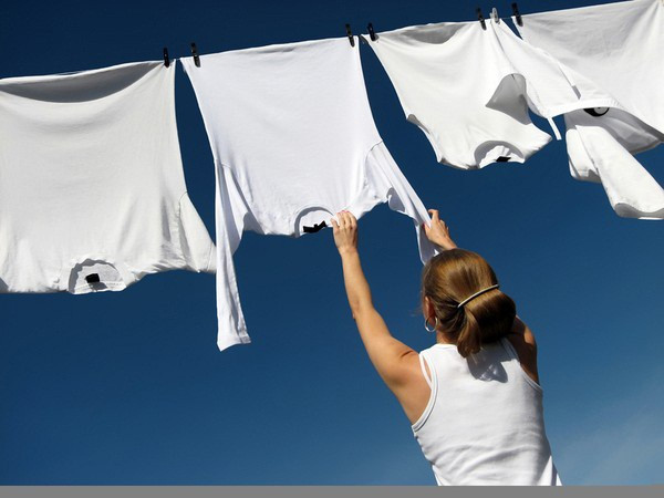 Hàng ngày, chúng ta dùng nước giặt hoặc bột giặt để làm sạch trang phục. Khi so sánh, mỗi loại đều có ưu nhược điểm riêng. (Ảnh minh họa)