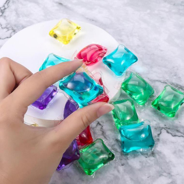 Cụ thể, hạt giặt chứa rất nhiều yếu tố làm sạch, chất làm mềm và chất khử trùng nên có khả năng làm sạch cực mạnh. Ước tính, một hạt giặt có thể làm sạch tương đương với hỗn hợp của 2-3 loại bột giặt thông thường. Nhờ khả năng làm sạch vượt trội, bạn có thể dùng hạt giặt chà trực tiếp vào vị trí có vết bẩn, ố vàng.