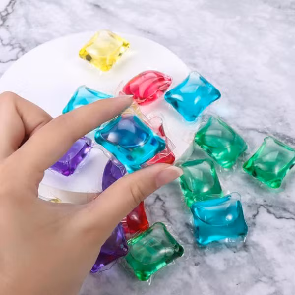 Cụ thể, hạt giặt chứa rất nhiều yếu tố làm sạch, chất làm mềm và chất khử trùng nên có khả năng làm sạch cực mạnh. Ước tính, một hạt giặt có thể làm sạch tương đương với hỗn hợp của 2-3 loại bột giặt thông thường. Nhờ khả năng làm sạch vượt trội, bạn có thể dùng hạt giặt chà trực tiếp vào vị trí có vết bẩn, ố vàng.