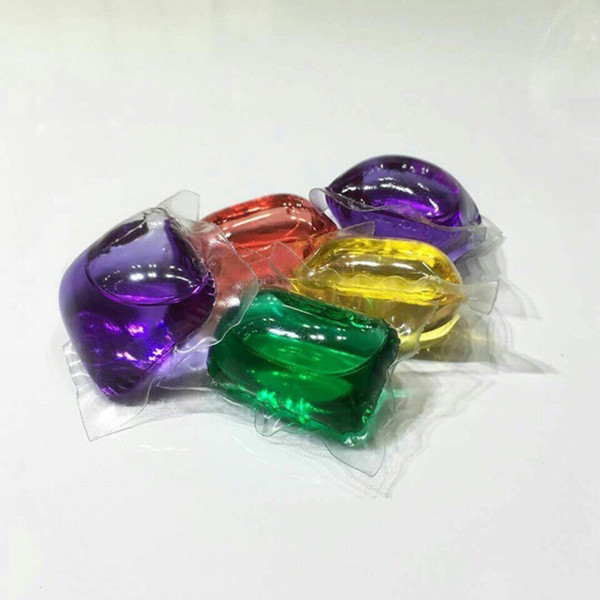 Hạt giặt rất dễ hòa tan, bạn chỉ cần cho 1-2 hạt trực tiếp vào máy là có thể làm sạch quần áo của cả nhà. Được biết, mỗi hạt giặt đều có cấu tạo là lớp màng mỏng bọc bên ngoài. Khi tiếp xúc với nước, nó sẽ nhanh chóng hòa tan, tỏa ra hương thơm thoang thoảng giúp quần áo luôn thơm. 