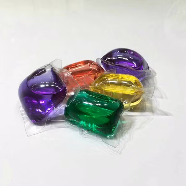 Hạt giặt rất dễ hòa tan, bạn chỉ cần cho 1-2 hạt trực tiếp vào máy là có thể làm sạch quần áo của cả nhà. Được biết, mỗi hạt giặt đều có cấu tạo là lớp màng mỏng bọc bên ngoài. Khi tiếp xúc với nước, nó sẽ nhanh chóng hòa tan, tỏa ra hương thơm thoang thoảng giúp quần áo luôn thơm. 