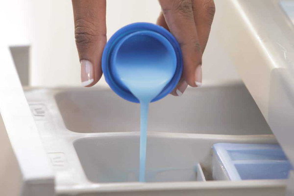 Ngược lại, nước giặt có khả năng hòa tan nhanh, thích hợp cho các dòng máy giặt. So với dạng bột, dạng nước ít gây kích ứng cho da tay hơn. Nó cũng có thể làm mềm vải, giúp bạn tiết kiệm được chi phí mua nước xả riêng.