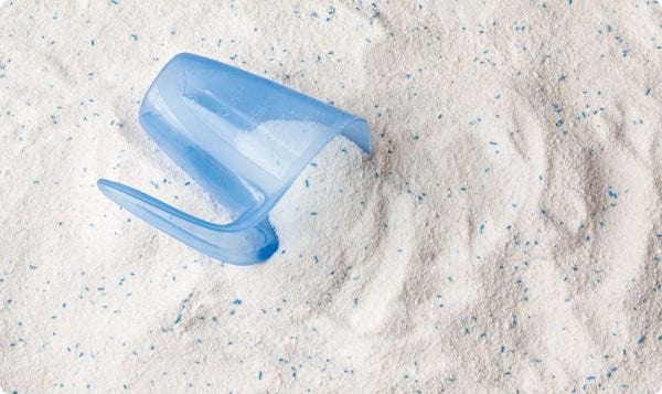 Ở đó, bột giặt được đánh giá cao về khả năng loại bỏ chất bẩn trên quần áo. Với những vết bẩn “cứng đầu”, bạn có thể đổ trực tiếp bột giặt lên, vò mạnh là có thể loại bỏ.