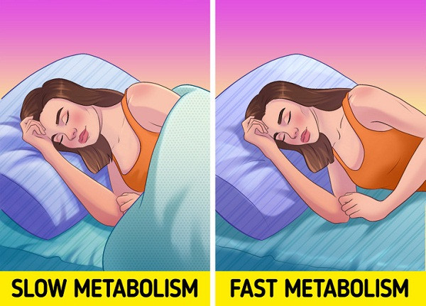 Hỗ trợ giảm cân: Đắp chăn khi ngủ giúp bạn cảm thấy ấm áp, dễ ngủ hơn. Vậy nhưng, bỏ chăn khi ngủ lại có thể giúp bạn giảm cân dễ dàng hơn. Một nghiên cứu từng công bố trên tạp chí Diabetes cho thấy, chỉ cần bật điều hòa duy trì nhiệt độ mát mẻ là có thể giúp chúng ta tấn công mỡ bụng trong khi ngủ. Nhiệt độ thấp làm tăng chuyển hóa chất béo giữ ấm, giúp đốt cháy mỡ bụng.