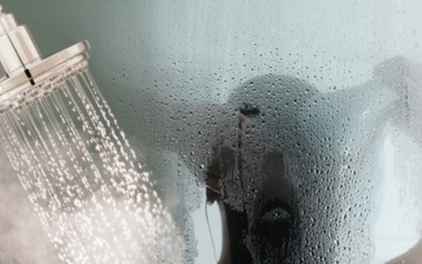 Nhiệt độ nước quá cao: Mùa đông, nhiều người sợ lạnh, có thói quen khi tắm là điều chỉnh nhiệt độ nước ấm nóng. Điều này có thể giúp bạn bớt lạnh song rất hại sức khỏe. Nhiệt độ quá cao khiến mạch máu giãn ra, đặc biệt nguy hiểm với người mắc chứng huyết áp thấp, có thể dẫn đến tình trạng máu cung cấp cho não không đủ, gây ra các triệu chứng như suy sụp. (Ảnh minh họa)