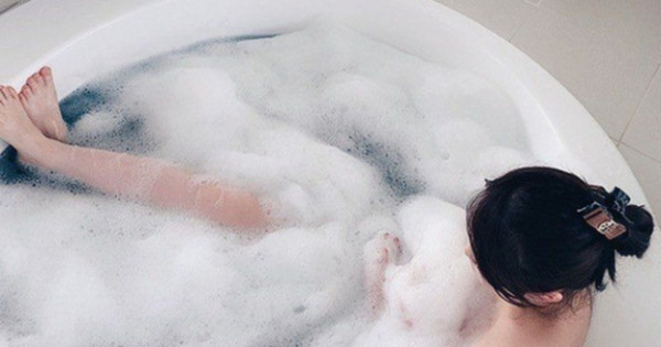 Để có lợi, bạn nên điều chỉnh nhiệt độ nước bằng nhiệt độ cơ thể, thích hợp nhất trong khoảng 35-37 độ C. Khi tắm, không nên chà xát mạnh bởi bản chất da chúng ta không tích tụ nhiều bụi đến mức cần phải dùng lực. Chà xát mạnh làm bong tróc lớp màng bảo vệ như lớp sừng, màng lipid trên da, khiến da trở nên nhạy cảm với những kích thích bên ngoài.