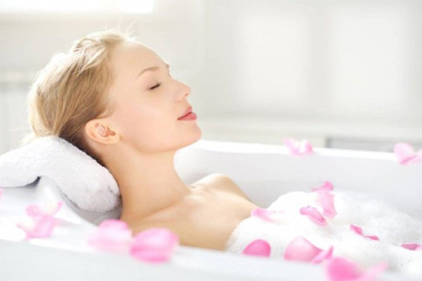 Trường hợp muốn tắm trước khi ngủ buổi tối, bạn nên tắm trước khi ngủ hai tiếng. Nguyên nhân bởi sau khi tắm, thân nhiệt sẽ tăng cao, không tốt cho việc đi vào giấc ngủ. Thực tế, cơn buồn ngủ chỉ đến khi nhiệt độ cơ thể giảm xuống, rất khó để đi vào giấc ngủ ngay sau khi tắm.