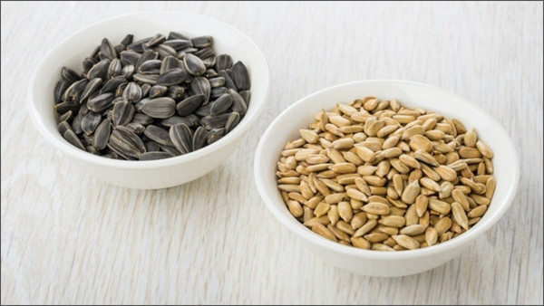 Làm giòn hạt bị ẩm. Hạt dưa, bí, hướng dương để lâu ngày dễ bị nhiễm ẩm, không được giòn ngon. Nếu hạt chỉ bị ỉu, không có dấu hiệu nấm mốc, bạn chỉ cần đặt chúng vào ngăn đá vài giờ là có thể phục hồi độ giòn thơm. (Ảnh minh họa)