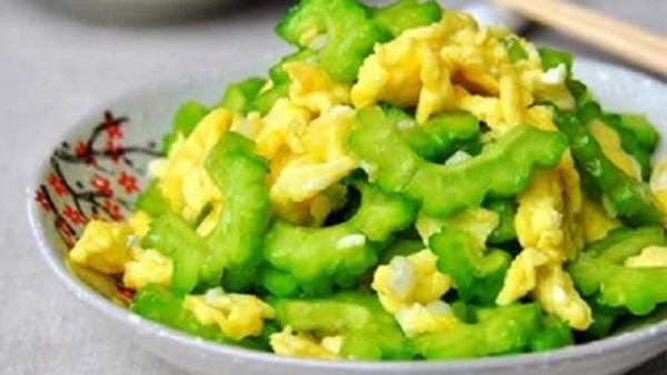 Giảm vị đắng của mướp. Mướp đắng ít người ăn dịp Tết song một số nơi không kiêng kị, vẫn chế biến để giải ngán, tận dụng tác dụng thanh nhiệt, khử hỏa. Để mướp bớt đắng, bạn nên cho quả vào tủ lạnh trước khi nấu. Như vậy, vị đắng sẽ giảm đi đáng kể.