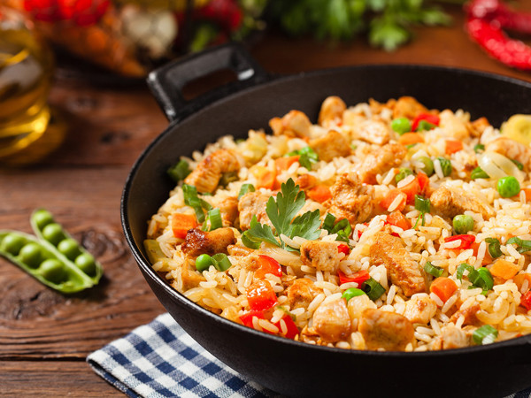 Rang cơm ngon hơn. Cơm rang đạt chuẩn phải ngấm vị, săn giòn. Vậy nhưng, nếu chỉ dùng cơm nguội để rang thì khó có thể thành công. Sau khi lấy cơm khỏi nồi, bạn nên đợi nguội rồi cho vào tủ đông 1-2 giờ, thành phẩm sẽ lên màu đẹp mắt, hạt cơm săn chắc.