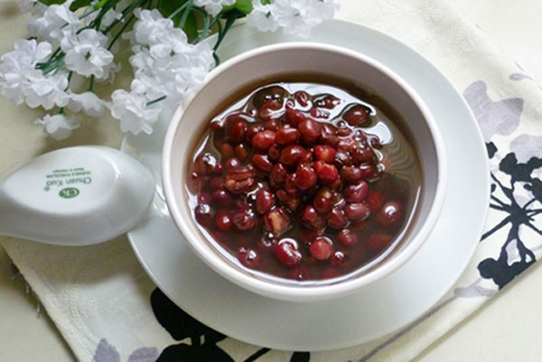 Đầu tiên, bạn tiến hành luộc đậu, để nguội rồi cho vào ngăn đá tủ lạnh chừng 2 giờ. Khi mặt nước có hiện tượng đóng đá, bạn đem lên bếp đun lại 20 phút là đậu sẽ chín bở như ý.