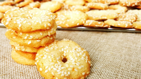 Làm giòn bánh quy. Bánh quy sau khi mở hộp cũng rất dễ bị ỉu. Để không phải bỏ đi lãng phí, bạn có thể đặt bánh vào tủ lạnh trong 24 giờ. Nhiệt độ thấp sẽ giúp bánh quy giòn ngon như ban đầu.