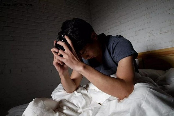 Mệt mỏi: Sau giấc ngủ dài, buổi sáng là thời điểm cơ thể nhiều năng lượng nhất. Vậy nhưng, những người chức năng gan suy giảm sẽ không thể tổng hợp glycogen. Một khi thiếu hụt glycogen, các cơ và dây thần kinh trong cơ thể sẽ rối loạn chức năng. Đây cũng là nguyên nhân những người có gan kém hay cảm thấy mất ngủ, mệt mỏi và suy nhược vào buổi sáng.