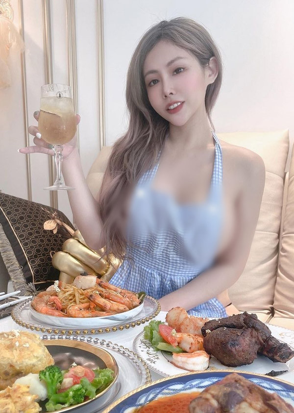 Hầu hết họ cho rằng mặc tạp dề không nội y khoe dáng trong không gian nấu nướng nóng bức, nhiều dầu mỡ có phần lạc quẻ, khiến nhiều người không hợp mắt.