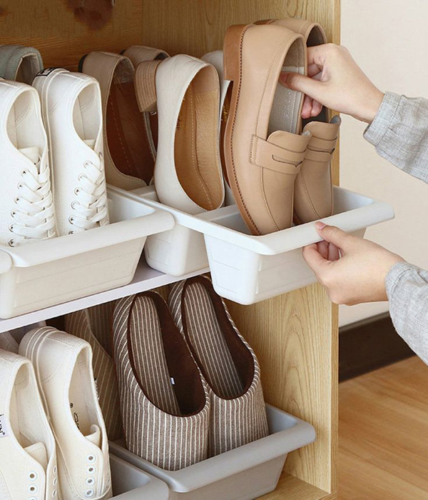 Một nguyên nhân khác dẫn đến nhiễm nấm da chân là dùng chung giày, tất, dép, ngâm chân với người bị nấm. Do nấm dễ lây lan, những trường hợp nhiễm nấm chéo rất phổ biến.