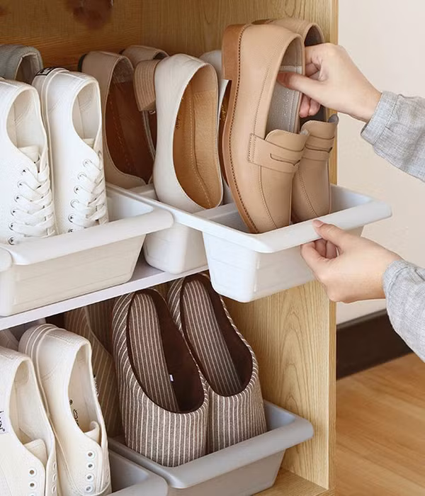 Một nguyên nhân khác dẫn đến nhiễm nấm da chân là dùng chung giày, tất, dép, ngâm chân với người bị nấm. Do nấm dễ lây lan, những trường hợp nhiễm nấm chéo rất phổ biến.