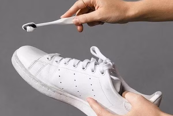 Chú ý vệ sinh chân, giày dép sạch sẽ. Thường xuyên thực hiện khử trùng giày và tất đã sử dụng bằng nước nóng để loại bỏ nấm còn sót lại. Nếu không, bạn có thể tận dụng các loại thuốc xịt bifonazole, thuốc xịt terbinafine hoặc các chế phẩm chống nấm dạng xịt khác để làm sạch.