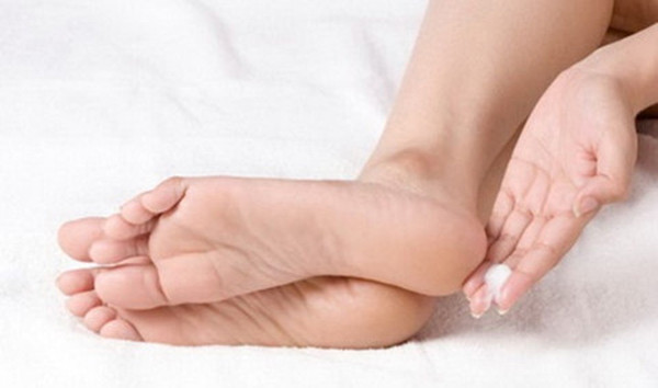 Tiếp đó, sử dụng các loại thuốc chống nấm như bifonazole, ketoconazole, miconazole, terbinafine... Thuốc có khả năng thẩm thấu tốt, cải thiện vấn đề khô nứt hiệu quả.