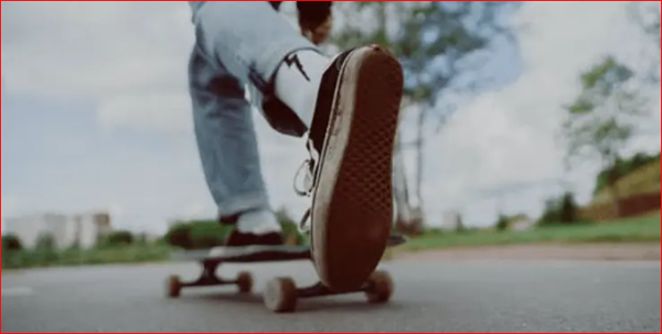 Chuyên gia cho biết, hầu hết các trường hợp nhiễm nấm da chân đều liên quan đến môi trường tiếp xúc. Nấm phát triển mạnh ở môi trường ấm, ẩm ướt. Những người dễ bị ra mồ hôi chân, thường đi giày và tất kín lâu ngày dễ bị nhiễm nấm.