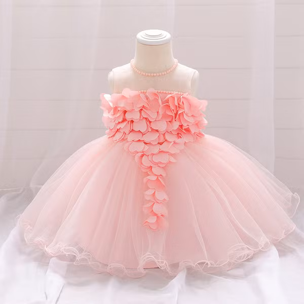 Lý do thứ hai, trẻ mặc váy công chúa rất khó khăn khi đi vệ sinh. Váy lòa xòa, chạm đất rất dễ nhiễm bẩn, vừa khó thao tác khi trẻ đại tiểu tiện. Điều này sẽ làm tăng khối lượng công việc của cô trông trẻ.