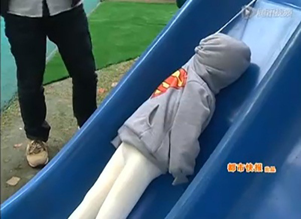 Để chứng thực mối nguy hiểm cho bé từ chiếc dây rút cổ áo, các nhà nghiên cứu đến từ Trung tâm Thí nghiệm Cơ học (Đại học Thanh Hoa) từng làm thí nghiệm với một hình nộm. Kết quả cho thấy, khi sợi dây bị kéo đột ngột, lực kéo của sợi dây tương đương 140kg, gấp 5 - 6 lần trọng lượng một đứa trẻ.