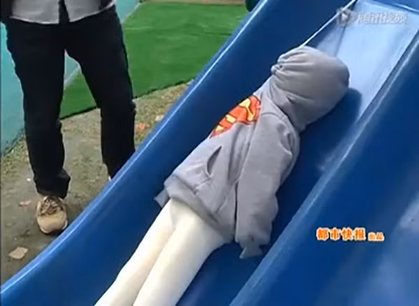 Để chứng thực mối nguy hiểm cho bé từ chiếc dây rút cổ áo, các nhà nghiên cứu đến từ Trung tâm Thí nghiệm Cơ học (Đại học Thanh Hoa) từng làm thí nghiệm với một hình nộm. Kết quả cho thấy, khi sợi dây bị kéo đột ngột, lực kéo của sợi dây tương đương 140kg, gấp 5 - 6 lần trọng lượng một đứa trẻ.