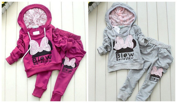 Áo có dây rút phần cổ: Áo có dây rút phần cổ được khuyến cáo không nên mặc cho trẻ mầm non. Nguyên nhân bởi thiết kế bện chặt, chắc chắn, sợi dây rút ở cổ áo dễ mắc vào cầu trượt, cửa xe hoặc bị người khác rút mạnh gây ngạt thở, tử vong.