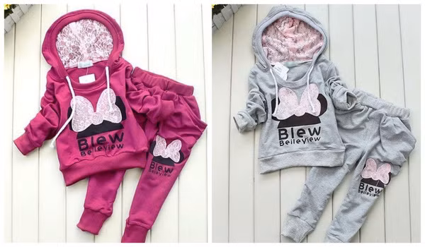 Áo có dây rút phần cổ: Áo có dây rút phần cổ được khuyến cáo không nên mặc cho trẻ mầm non. Nguyên nhân bởi thiết kế bện chặt, chắc chắn, sợi dây rút ở cổ áo dễ mắc vào cầu trượt, cửa xe hoặc bị người khác rút mạnh gây ngạt thở, tử vong.