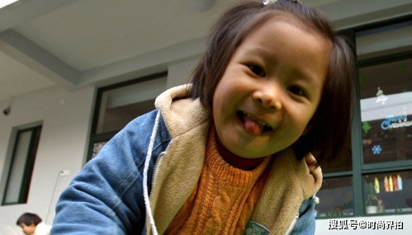 Ngay cả trẻ bậc tiểu học cũng tiềm ẩn tai nạn chết người khi mặc loại áo này. Báo chí Trung Quốc từng ghi nhận tháng 11/2017, bé trai 6 tuổi trở thành nạn nhân khi bị bạn học kéo mạnh sợi dây buộc áo lúc tranh cãi.