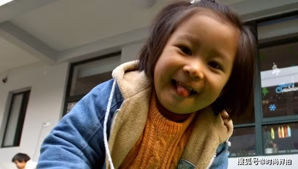 Ngay cả trẻ bậc tiểu học cũng tiềm ẩn tai nạn chết người khi mặc loại áo này. Báo chí Trung Quốc từng ghi nhận tháng 11/2017, bé trai 6 tuổi trở thành nạn nhân khi bị bạn học kéo mạnh sợi dây buộc áo lúc tranh cãi.