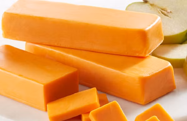 Ngoài hàm lượng muối cao, phô mai đã qua chế biến còn có thể chứa nhiều đường và các chất phụ gia thực phẩm khác nhau nên không thích hợp cho bé ăn dặm.